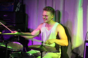 Der gut aussehende Drummer