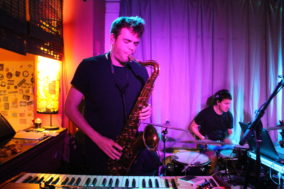 Saxofonspieler der Physics House Band