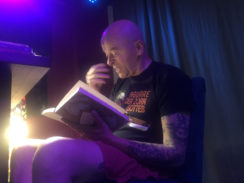 Harald Riegg beim Lesen mit ausdrucksstarker Mimik