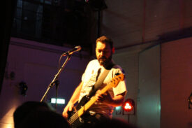 Der Bassist von Mudhoney