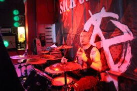 Der Schlagzeuger von Sick of Society