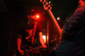 Gitarrist und Bassist in rotes Licht getaucht