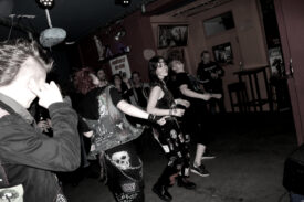 Punks tanzen vor der Bühne 
