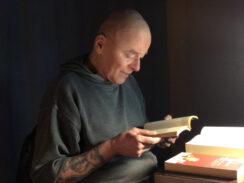 Harald Riegg liest konzentriert