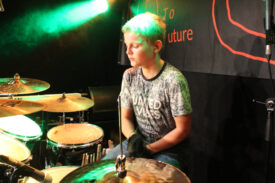 Der Schlagzeuger von Welcome to Future