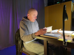 Harald Riegg beim konzentrieren Lesen