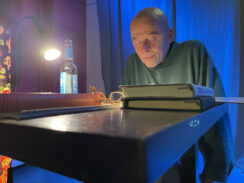 Harald Riegg liest, fotografiert aus Untersicht